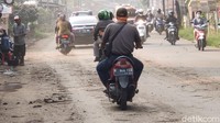 Belum terlihat adanya upaya dari pengembang atupun pemda setempat untuk membersihkan ceceran tanah di jalan itu.