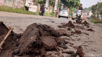 Ceceran tanah terlihat di Jalan Jatimakmur, Pondokgede arah Jatikramat, Minggu (23/5/2021).