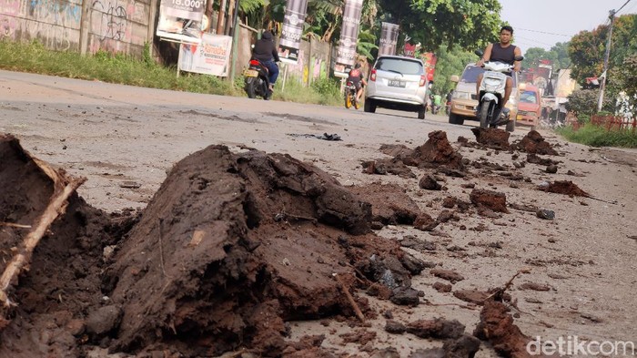 Ceceran tanah yang berasal dari proyek galian terlihat di Jalan Jatimakmur, Pondokgede, arah Jatikramat. Kehadiran ceceran tanah itu mengganggu pengguna jalan.