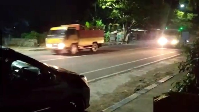 Aksi dua remaja di Pacitan ini tergolong nekat. Tak cukup dengan sepeda motor, mereka menggelar balap liar menggunakan truk.