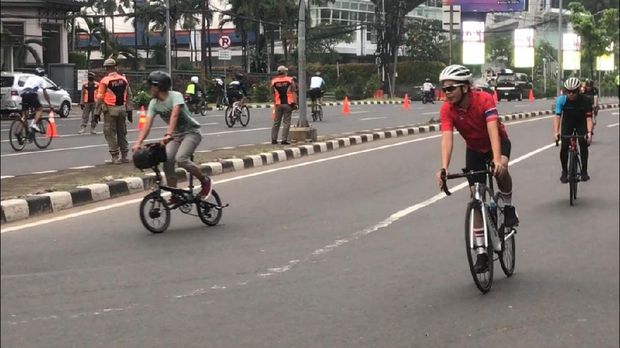 Banyak Sepeda Non Road Bike Lintasi JLNT Kampung Melayu (Foto: Tiara Aliya/detikcom)