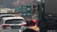 Erik menyebut, rekayasa lalu lintas ini sudah dilakukan selama dua hari. Nantinya jalur lama yang biasa digunakan pengendara akan dilakukan pembangunan. Sementara itu, bagi kendaraan yang keluar dari Exit Tol Cileunyi bisa menggunakan Simpang Susun Cileunyi, bagi yang memiliki tujuan ke Cibiru dan Jatinangor belok kiri dan memiliki tujuan ke Garut-Tasikmalaya belok kanan masuk ke Terowongan Simpang Susun Cileunyi.