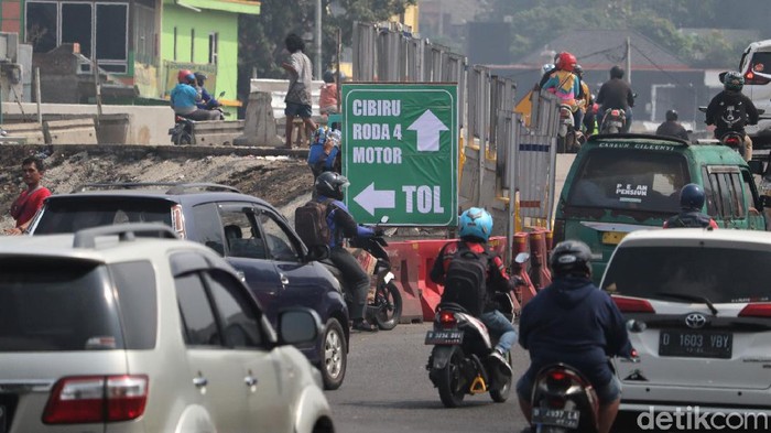 Petugas melakukan rekayasa lalu lintas di jalur Simpang Cileunyi, Kabupaten Bandung. Rekayasa lalu lintas dilakukan imbas proses pembangunan di kawasan tersebut