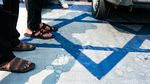 Bendera Israel Diinjak Massa Saat Aksi Bela Palestina di Tangsel