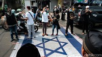 Massa dari Forkabi dan sejumlah elemen masyarakat menggelar aksi bela Palestina di Jalan Pondok Cabe Raya, Tangerang Selatan, Minggu (23/5/2021). Dalam aksi tersebut, bendera Israel tampak diletakkan di jalan dan diinjak oleh massa aksi.