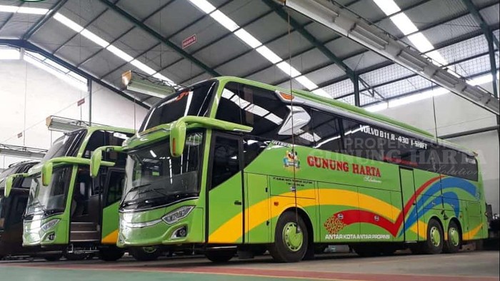 Bus tronton PO Gunung Harta yang menggunakan bodi Adiputro