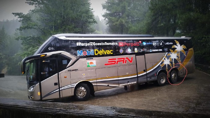 Bus tronton PO SAN buatan karoseri Laksana