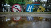 Seorang petugas melakukan patroli di sebuah wahana di Taman Lalu Lintas Ade Irma Suryani Nasution di Bandung, Jawa Barat, Minggu (23/5/2021).