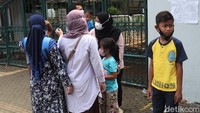 Pantauan detikcom, Minggu (23/5/2021) sejumlah kendaraan pengunjung berhenti didepan Taman Lalu Lintas. Karena tidak mengetahui obyek wisata ini ditutup pengunjung turun dahulu untuk melihat surat pemberitahuan bahwa Taman Lalu Lintas ini ditutup.
