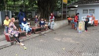 Karena obyek wisata ini ditutup, ada pengunjung yang balik kanan, ada juga yang berhenti sejenak untuk beristirahat di kursi taman yang ada di Taman Lalu Lintas untuk mencicipi makanan yang dijual oleh sejumlah pedagang. 