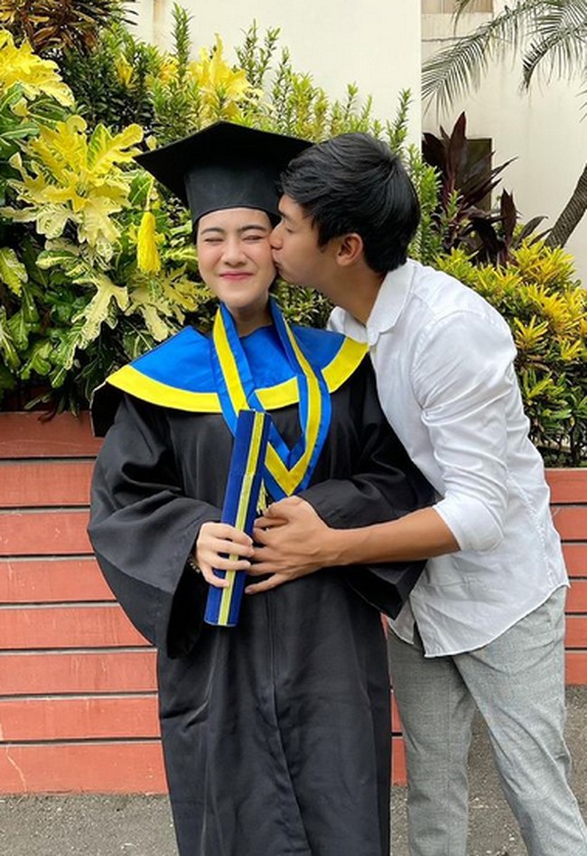 Felicya AngelistaFelicya tak hanya berbakat sebagai artis dan pengusaha. Pemilik brand kosmetik tersebut tak lupa mengejarkan pendidikan. Tahun lalu, ia lulus dengan gelar Sarjana Ekonomi dari Institut Bisnis Nusantara. Istri Caesar Hito yang ketika itu tengah berbadan dua itu bahkan lulus dengan predikat cumlaude. Nggak nyangka wisudanya nggak sendirian tapi berduaan sama my sweet little angel, tulisnya di Instagram.Foto: Instagram/@felicyangelista