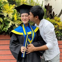 Felicya AngelistaFelicya tak hanya berbakat sebagai artis dan pengusaha. Pemilik brand kosmetik tersebut tak lupa mengejarkan pendidikan. Tahun lalu, ia lulus dengan gelar Sarjana Ekonomi dari Institut Bisnis Nusantara. Istri Caesar Hito yang ketika itu tengah berbadan dua itu bahkan lulus dengan predikat cumlaude. Nggak nyangka wisudanya nggak sendirian tapi berduaan sama my sweet little angel, tulisnya di Instagram.Foto: Instagram/@felicyangelista