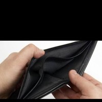 Mungkin status yang satu ini bisa dijadikan ide baru alternatif kalau tak punya kopiah. Daripada dompet kosong tak terpakai, mending dijadikan kopiah agar lebih bermanfaat. Foto: lucu.me