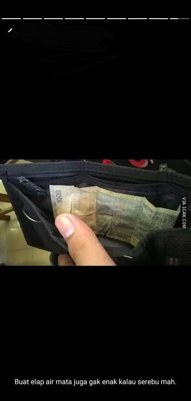 Ya siapa suruh lap air mata pakai uang? Lap air mata mah pakai sapu tangan dong.. Foto: 1cak.com