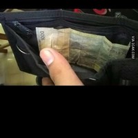 Ya siapa suruh lap air mata pakai uang? Lap air mata mah pakai sapu tangan dong.. Foto: 1cak.com