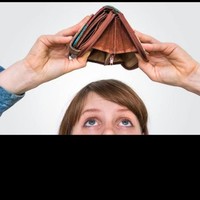 Yaudah positif thinking aja, kalau dompetnya kayak gini terus hilang kan jadi nggak rugi. Kan nggak ada isinya.. Iya kan? Foto: Twitter/@txtdrstorywa