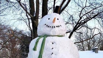 Foto dulu sama boneka salju yang tinggi. Foto: Brightside