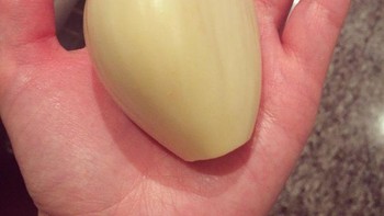 Ukuran bawang putih ini bisa buat berapa kali masak ya? Foto: Brightside