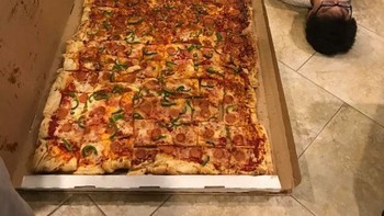 Ukuran Pizza yang bisa buat makan sekampung nih. Foto: Brightside