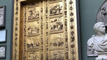 Tinggi badan orang ini 185 cm, tapi kalah besar dengan pintu. Foto: Brightside