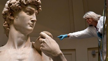 Skala sebenarnya dari patung Michelangelos David. Foto: Brightside