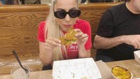 Tak hanya itu, Lady Gaga juga pernah mampir ke sebuah restoran makanan cepat saji milik temannya. Berkacamata hitam ia tak kalah keren dengan tampilan panggungnya. Foto: Instagram/ladygaga