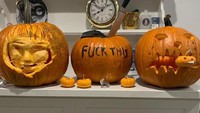 Saat merayakan Halloween, Lady Gaga juga tak lepas dari tradisi hiasan labu. Ia  mengukir labu Halloween dan memajang di rumahnya. Foto: Instagram/ladygaga