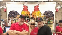 Dibalik kesibukannya sebagai seniman terkenal di seluruh dunia, Lady Gaga ternyata juga hobi nongkrong dan hangout dengan pose kerennya. Foto: Instagram/ladygaga
