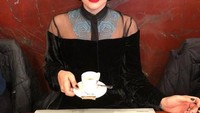 Salah satunya terlihat saat ia membagikan sebuah foto di kafe mewah dengan secangkir kopi. Dalam busana serba hitam, Lady Gaga benar-benar keren. Foto: Instagram/ladygaga