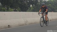 Ganjar pun hadir di antara para pesepeda lain yang antusias menjajal JLNT Kampung Melayu-Tanah Abang yang diuji coba sebagai lintasan road bike.