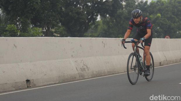 Gubernur Jawa Tengah Ganjar Pranowo turut menjajal JLNT Kampung Melayu-Tanah Abang (Agung Pambudhy/detikcom)