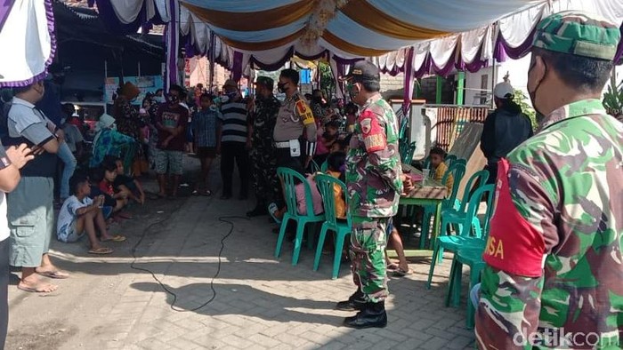 Satgas COVID-19 Banyuwangi membubarkan arak-arakan hajatan warga. Sebab acara tersebut dinilai memicu terjadinya kerumunan.