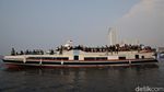 Hiruk Pikuk Aktivitas di Pelabuhan Kali Adem Saat Akhir Pekan
