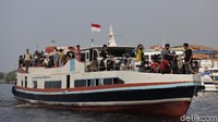 Tampak sejumlah penumpang bersiap untuk meninggalkan Kapal KM Purbaya asal Pulau Harapan di Pelabuhan Kali Adem, Jakarta Utara.