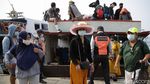 Hiruk Pikuk Aktivitas di Pelabuhan Kali Adem Saat Akhir Pekan
