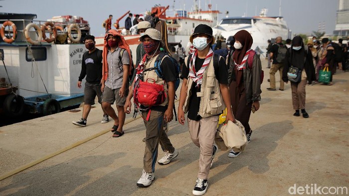 Hiruk Pikuk Aktivitas di Pelabuhan Kali Adem Saat Akhir Pekan Pelabuhan Kali Adem, Jakut, ramai oleh aktivitas penumpang kapal. Sejumlah penumpang tiba di pelabuhan itu usai melakukan perjalanan dari Pulau Harapan.