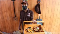 Setelah kita memesan makanan, pelayan di kafe ini membawa makanan yang kita pesan dengan menggunakan tray kayu, seperti sedang mengantar susu ke rumah pelanggan. 