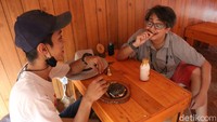 Kandang Susu mengklaim merupakan kafe satu-satunya yang mengusung konsep tempat seperti di kandang peternakan yang ada di Kota Bandung.