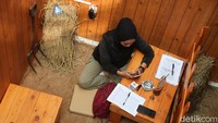 Bumbu-bumbu juga sama, ada campuran susu murninya. Semua properti yang ada di kafe ini sepenuhnya dapat digunakan pengunjung untuk berswafoto pengunjung. 