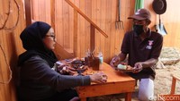 Lantai kafe ini dilapisi serabut kelapa dan jerami kering. Selain itu, properti di kafe ini seperti di peternakan, ada sepatu boat, skop, topi koboy, lonceng, penyiram tanaman dan lainnya. 