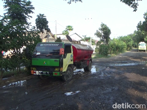 Video Kecelakaan Truk Semen Vs Truk Tangki di Lumajang, Sopir Terjepit