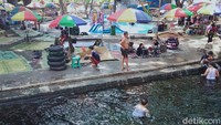 Meski masih uji coba, objek wisata mata air itu langsung diserbu oleh masyarakat.  