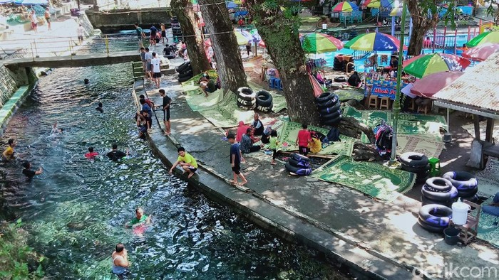 Kembali Dibuka, Objek Wisata Air OMAC di Klaten Ramai Wisatawan Objek wisata Mata Air Cokro (OMAC) di Klaten kembali dibuka. Meski masih uji coba, tak sedikit pengunjung datang ke sana untuk berwisata bersama keluarga.