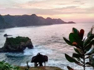 Foto Pantai Menganti Kebumen Indah dan Makin Sip dengan Berkemah