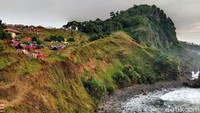 Untuk sampai di pantai Menganti, traveler harus melewati jalan berliku naik turun serta kontur perbukitan yang mungkin sedikit menantang. (Rinto Heksantoro/detkcom)