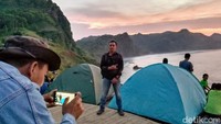 Saat suasana cerah, traveler akan disuguhkan dua fenomena alam menakjubkan yaitu sunrise dan sunset. (Rinto Heksantoro/detkcom)