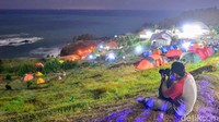 Tenda-tenda di kaki bukit berjejer berlatarkan pemandangan alam yang sangat elok.  (Rinto Heksantoro/detkcom)