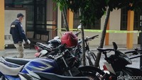 Sementara itu, terkait proses olah TKP Andriansyah menjelaskan lokasi olah TKP ada di ruangan petugas ukur atau petugas gambar. Ia pun mengaku tak bisa diduga-duga terkait penyebab kebakaran karena masih menunggu hasil dari pemeriksaan forensik di Polda.