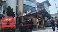 Tim INAFIS Polres dan labfor Polda Jateng kembali mendatangi kantor BPN Klaten untuk melakukan olah TKP pascakebakaran yang terjadi di kantor tersebut, Minggu (23/5/2021).