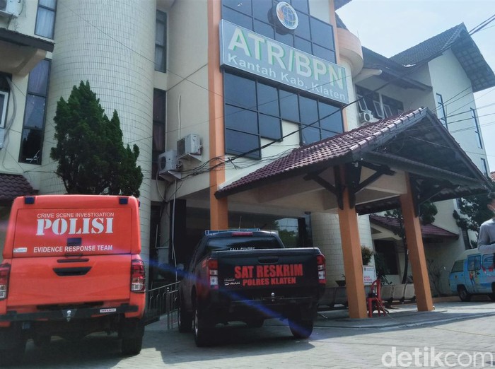 Tim INAFIS Polres-labfor Polda Jateng melakukan olah TKP di kantor BPN Klaten yang sebelumnya terbakar. Olah TKP dilakukan untuk mengetahui penyebab kebakaran.